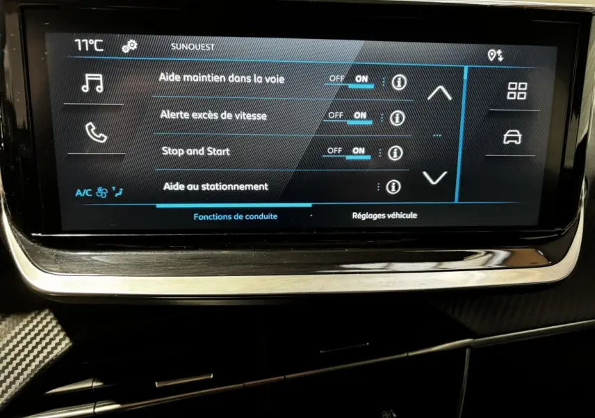 Écran tactile central de la Peugeot 208 PureTech 100 S&S Active 2024 affichant les aides à la conduite.