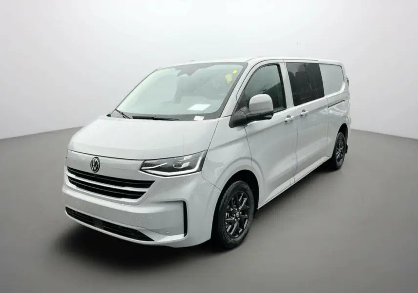 Vue 3/4 avant d’un Volkswagen Transporter TDI 170 DSG ProCab L2 gris Stone avec jantes alu noires 17 pouces.