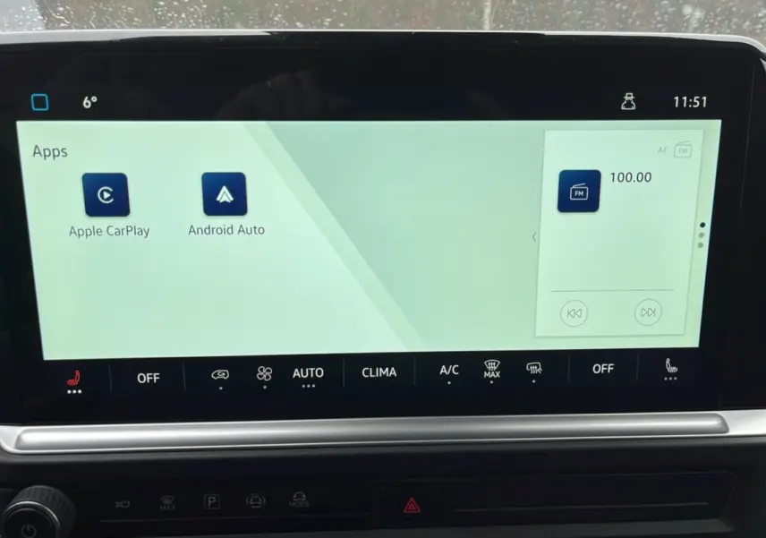 Écran tactile central du Volkswagen Transporter TDI 170 DSG ProCab L2, affichant Apple CarPlay et Android Auto.