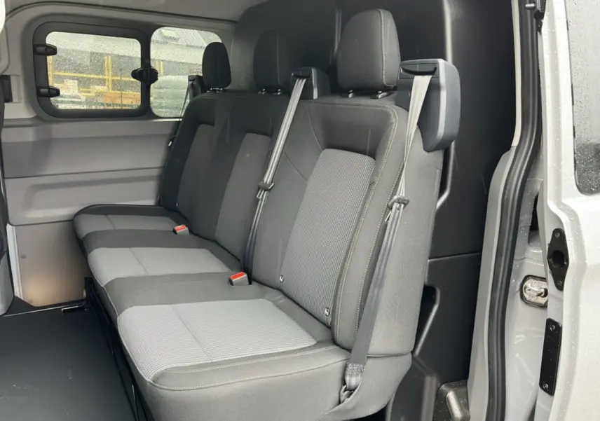 Vue intérieure côté droit sur la banquette arrière grise du Volkswagen Transporter TDI 170 DSG ProCab L2 2026.