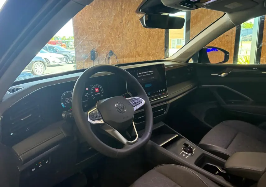 Vue intérieure côté conducteur du Volkswagen Tiguan 1.5 TSI 130 DSG Life 30 Years, avec tableau de bord numérique et écran central tactile.