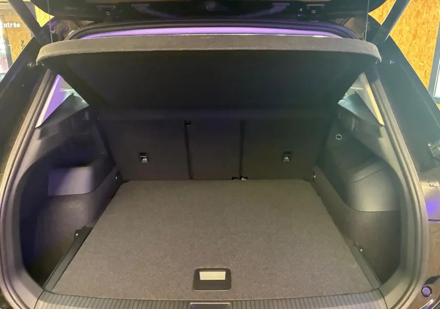 Coffre ouvert en vue arrière d’un Volkswagen Tiguan noir Grenadilla 2026, montrant l’espace de chargement vide et propre.