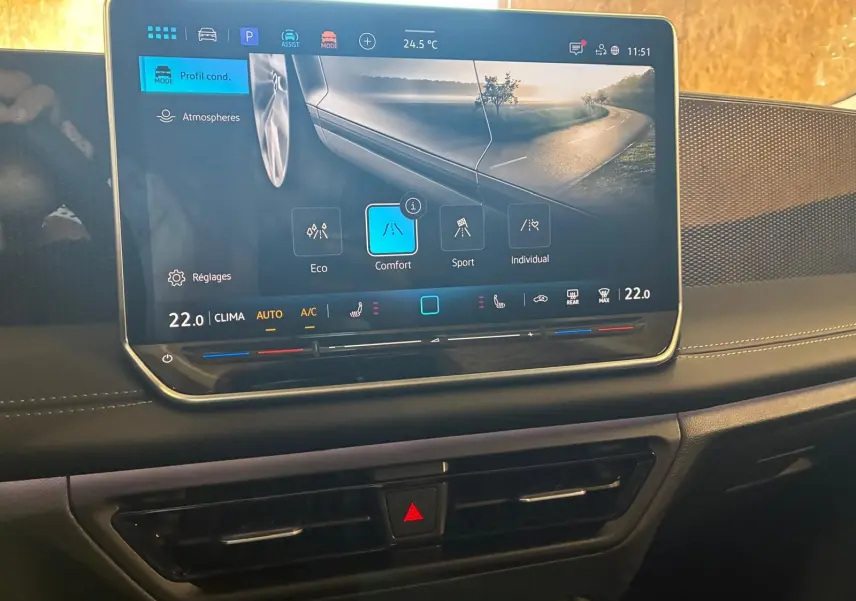 Écran tactile central du Volkswagen Tiguan 1.5 TSI 130 DSG Life 30 Years avec interface de modes de conduite et climatisation.