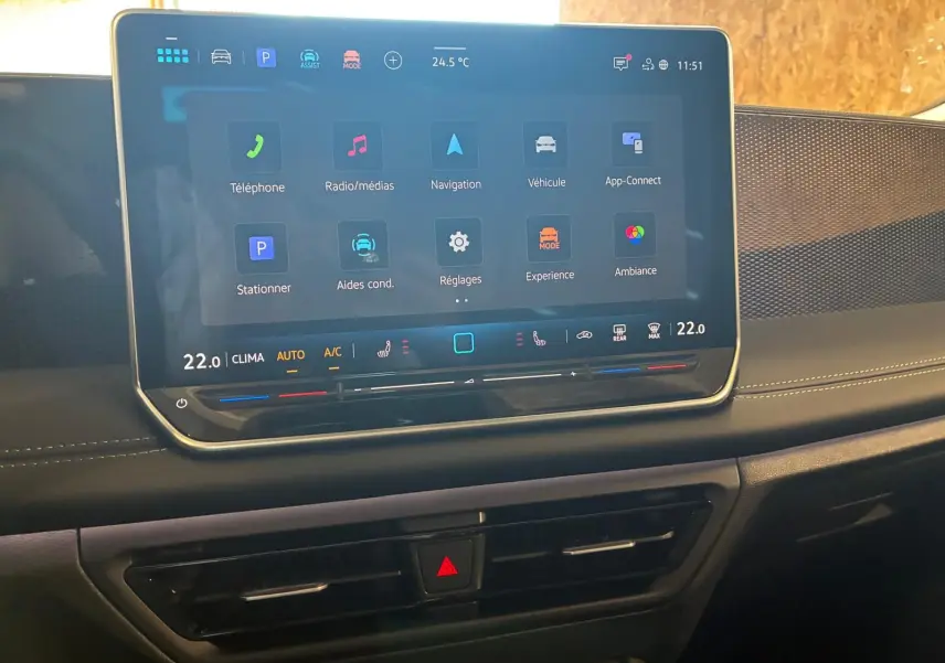 Écran tactile central du tableau de bord du Volkswagen Tiguan 2026, affichant les options multimédia et climatisation.