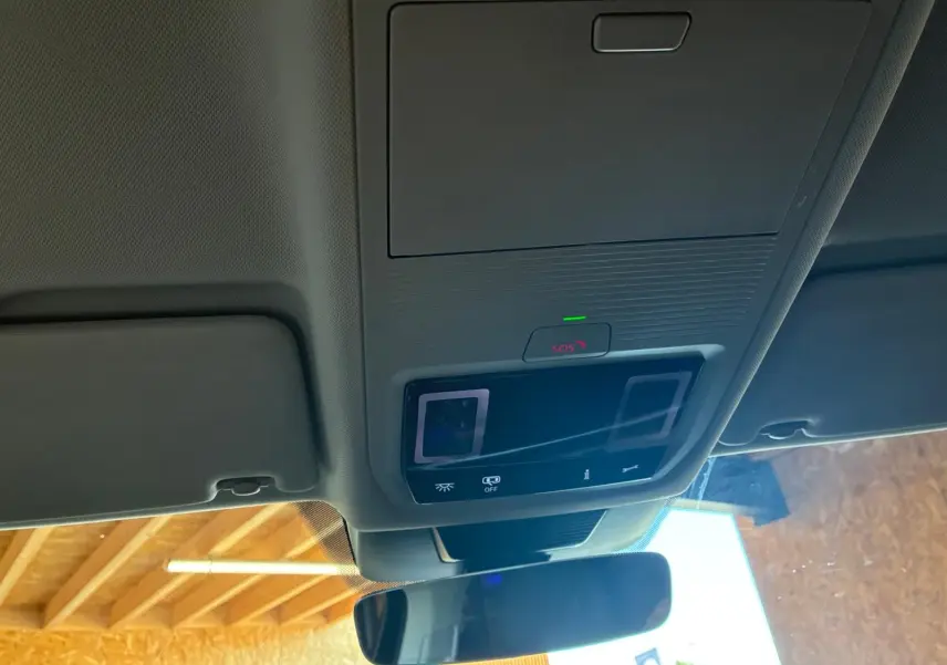 Vue intérieure du plafonnier avec commandes SOS et éclairage, dans un Volkswagen Tiguan noir Grenadilla 2026.
