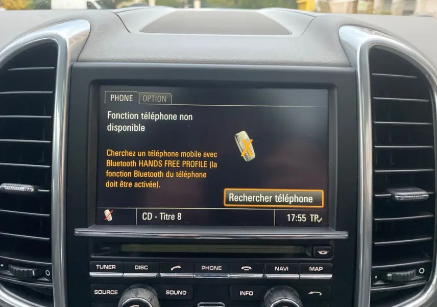 Écran central du tableau de bord du Porsche Cayenne S Hybrid 2010, vue frontale avec interface Bluetooth inactive.