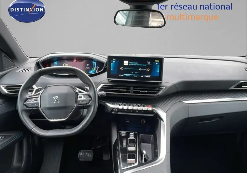 Intérieur Peugeot 3008 2024 hybride rechargeable, vue frontale du tableau de bord avec écran tactile et volant compact noir.