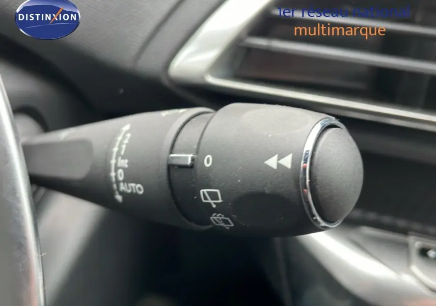 Gros plan sur la commande de l’essuie-glace dans l’habitacle du Peugeot 3008 gris Artense 2024.
