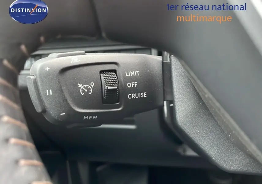 Gros plan sur la commande de régulateur de vitesse du Peugeot 3008 gris Artense, côté gauche du volant.