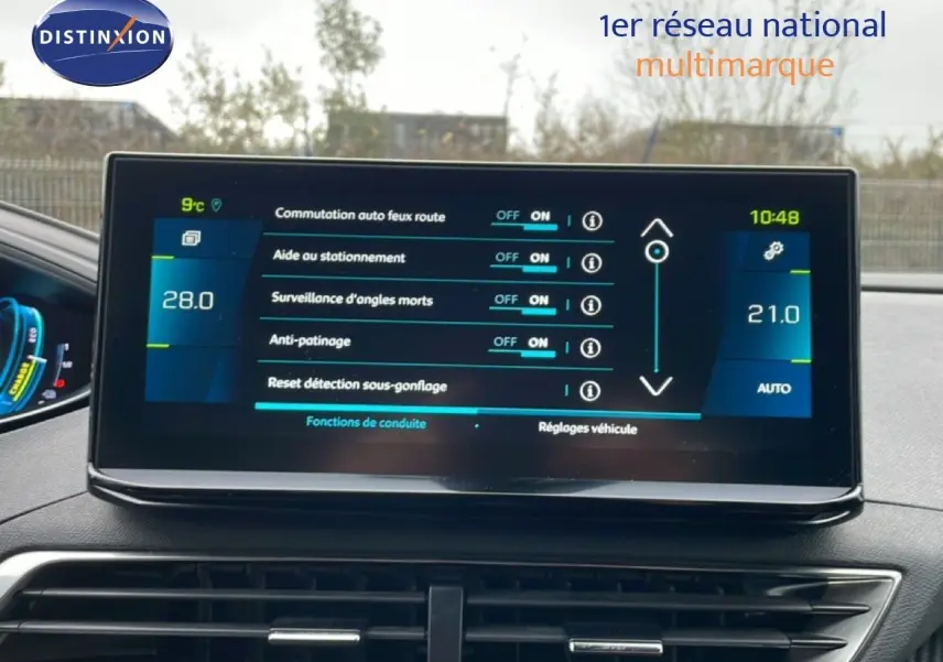 Vue intérieure sur l'écran tactile central du Peugeot 3008 gris Artense, affichant les réglages d'aides à la conduite.