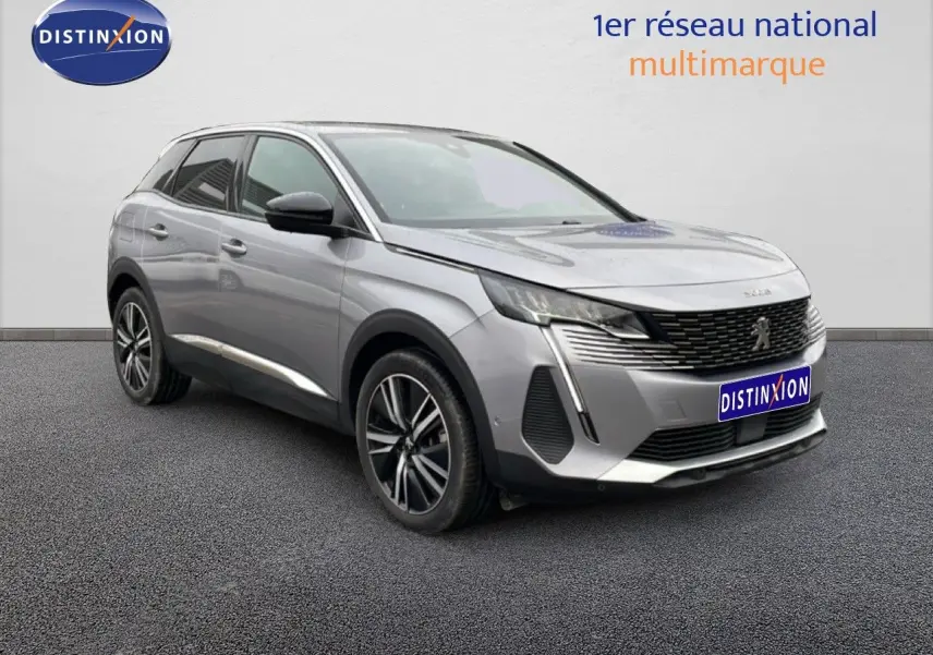 Peugeot 3008 hybride gris Artense métal en 3/4 avant droit, avec jantes alliage et calandre noire distinctive.