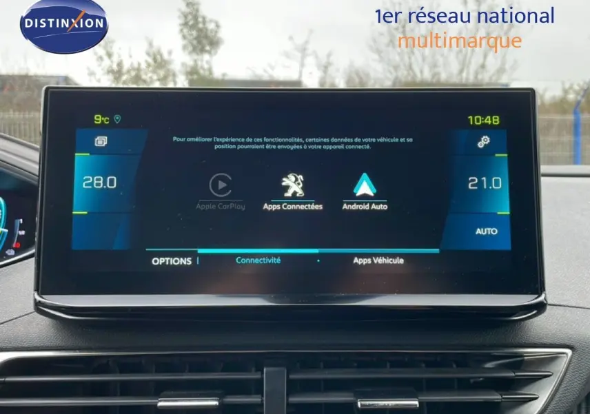 Écran tactile central du Peugeot 3008 2024 affichant connectivité Apple CarPlay et Android Auto, intérieur noir.