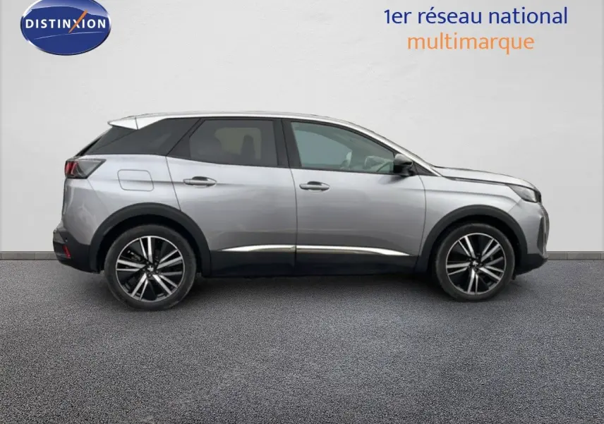 Vue latérale droite d'un Peugeot 3008 gris Artense métal, hybride rechargeable, avec jantes alliage noires et argentées.
