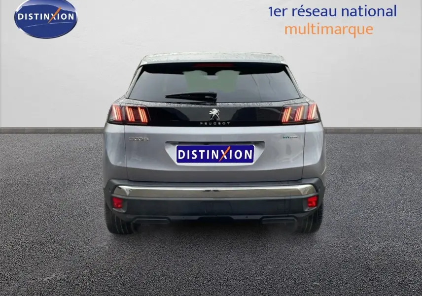 Vue arrière d’un Peugeot 3008 gris Artense métal 2024 avec feux arrière à trois griffes et logo central noir brillant.