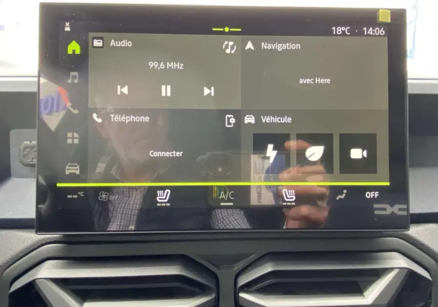 Écran tactile central du tableau de bord du Dacia Duster 2025 affichant les fonctions audio, navigation et véhicule.