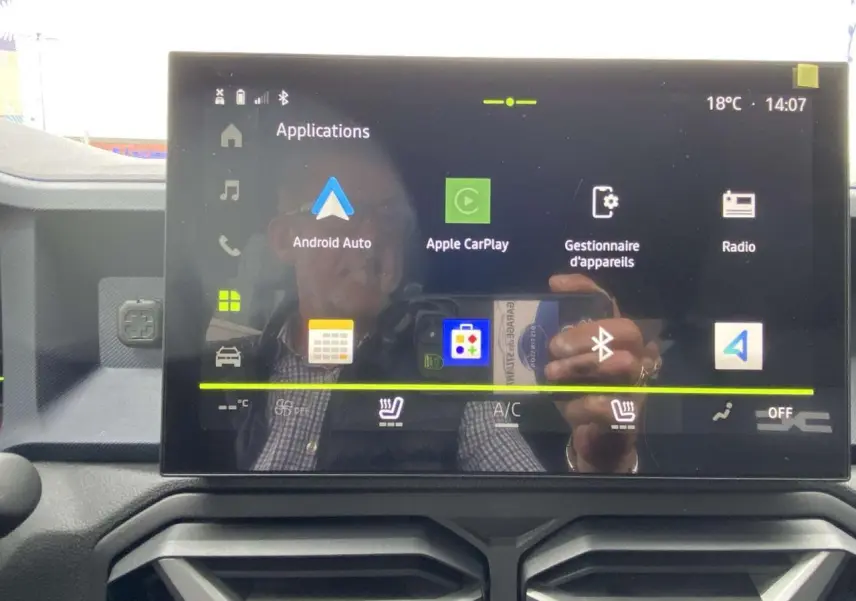 Écran tactile central du Dacia Duster 2025 en gros plan, affichant les applications Android Auto et Apple CarPlay.