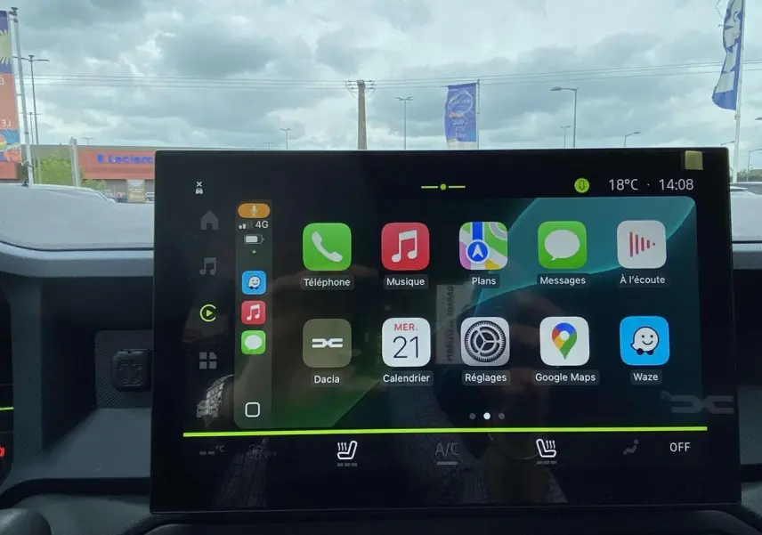 Intérieur du Dacia Duster 2025 montrant l'écran tactile central avec interface connectée et commandes de climatisation.