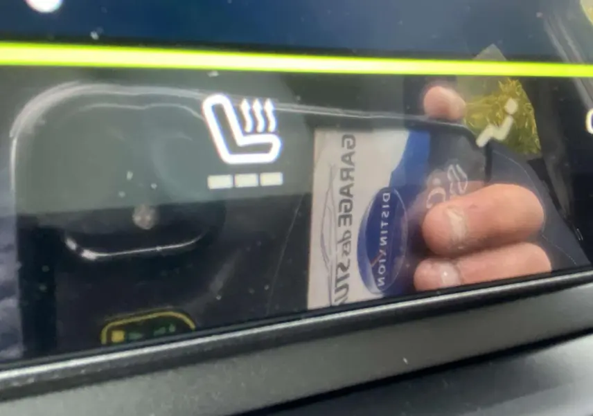Détail du bouton de siège chauffant sur le tableau de bord du Dacia Duster 2025, finition INC.