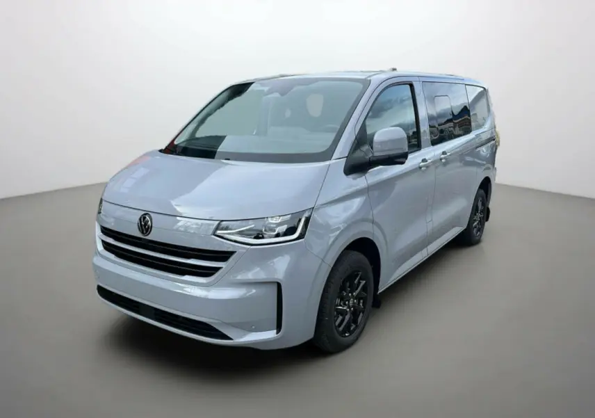 Volkswagen Transporter TDI 170 DSG ProCab L1 gris Stone, vue 3/4 avant avec jantes alu noires 17 pouces.