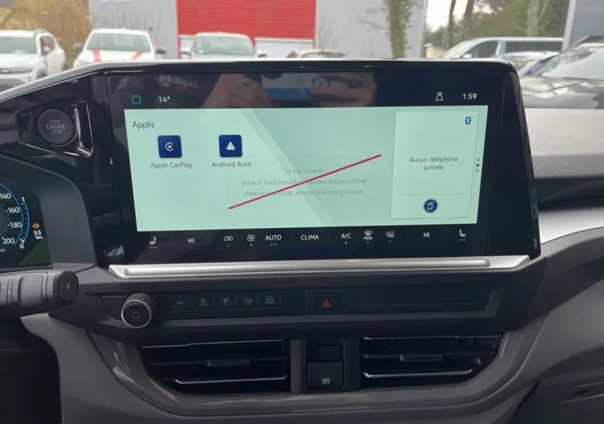 Vue intérieure du tableau de bord du Volkswagen Transporter TDI 170 DSG ProCab avec écran tactile et commandes climatisation.