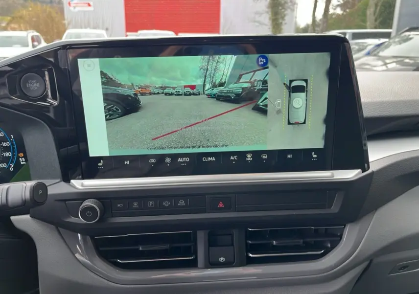 Vue intérieure du tableau de bord du Volkswagen Transporter TDI 170 DSG ProCab 2026 avec écran tactile caméra 360.