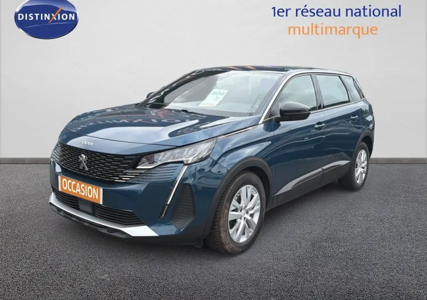 Peugeot 5008 Hybrid bleu Célèbes métal en 3/4 avant droit, avec calandre noire et jantes argentées.