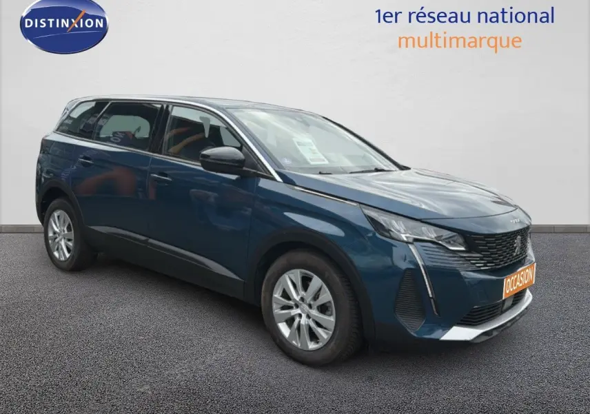 Peugeot 5008 Hybrid 136ch bleu Célèbes métal en 3/4 avant droit, avec calandre noire et feux LED verticaux.