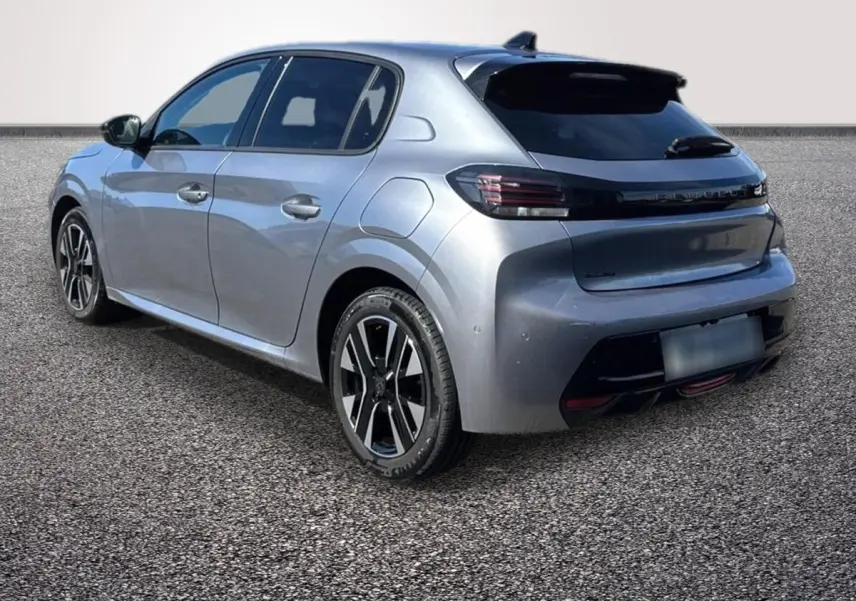 Vue 3/4 arrière droite d'une Peugeot 208 gris clair 2025 avec feux arrière LED et jantes alliage noires.
