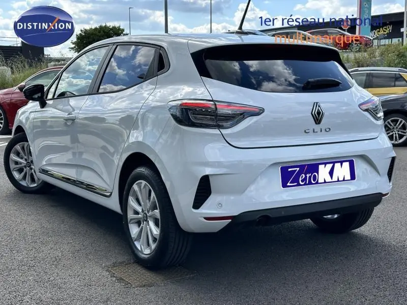 Vue 3/4 arrière droite d'une Renault Clio blanche Glacier avec feux arrière LED et jantes alliage.