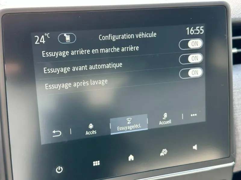 Écran tactile intérieur de la Renault Clio 1.5 dCi 2025 montrant les réglages d'essuyage automatique et arrière