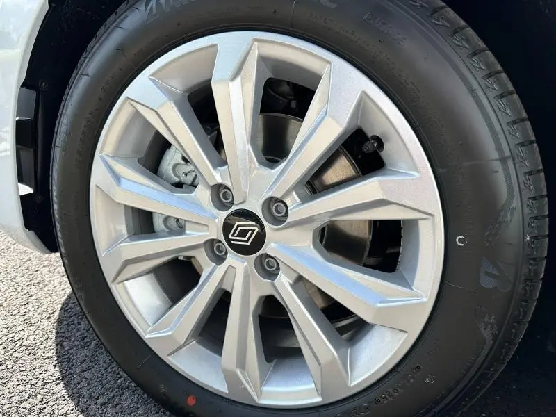 Gros plan sur la jante alliage argentée de la Renault Clio 1.5 dCi 100ch Evolution 2025 en Blanc Glacier.