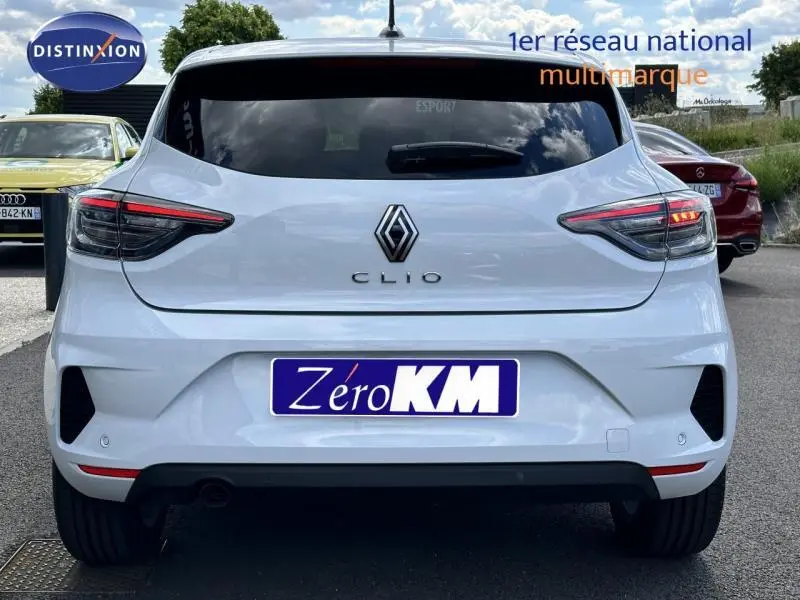 Vue arrière d'une Renault Clio 2025 blanc glacier avec feux arrière LED et becquet intégré.