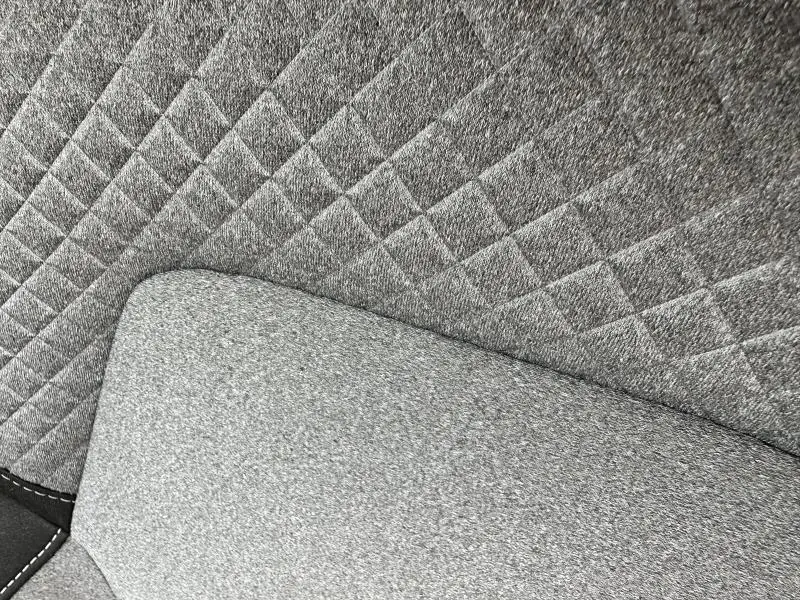 Détail du tissu gris à motif 3D sur la banquette arrière de la Renault Clio 1.5 dCi 100ch Evolution 2025