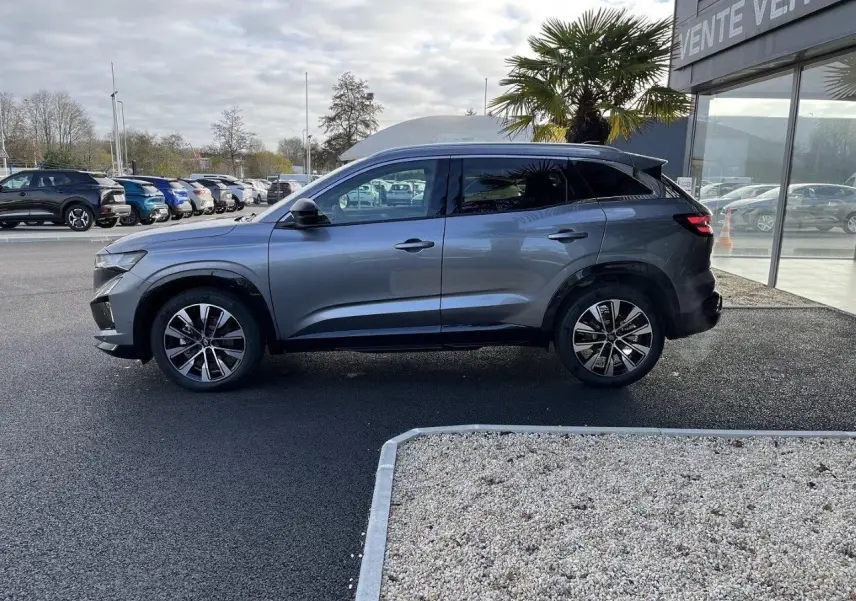 Vue de profil côté gauche du Renault Austral Ph.2 gris schiste, soulignant ses jantes alliage et sa silhouette SUV compacte.