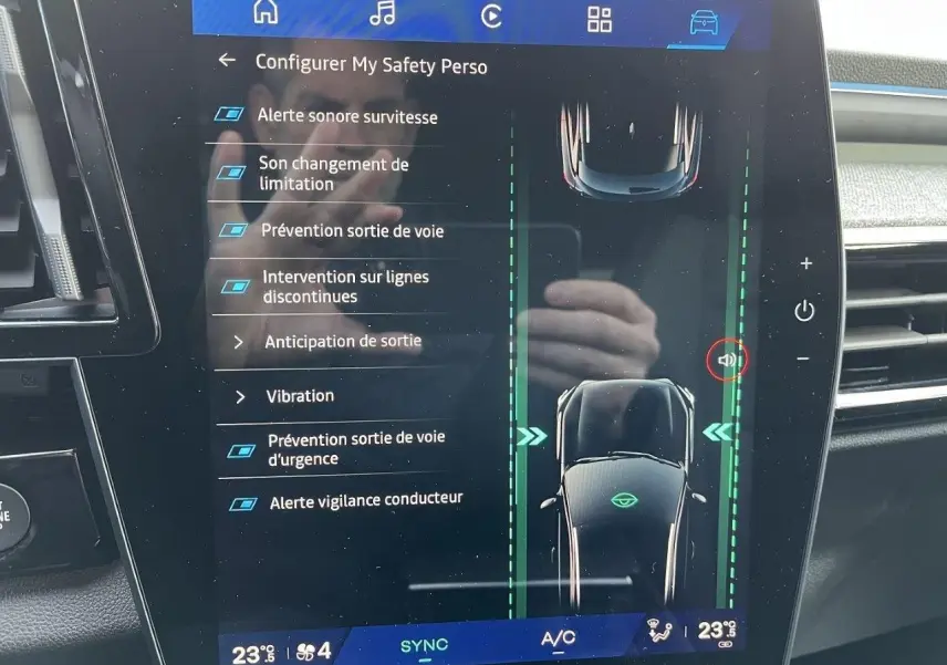 Écran tactile central du Renault Austral Ph.2 gris schiste montrant les options d’alerte et d’assistance à la conduite.