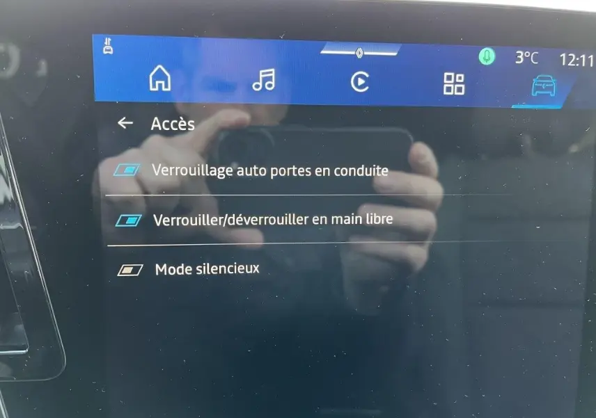 Écran tactile intérieur du Renault Austral Ph.2 affichant les options de verrouillage et mode silencieux.