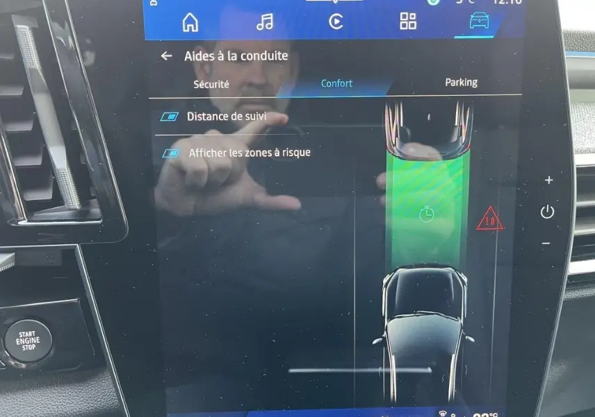 Écran central tactile du Renault Austral Ph.2 gris schiste montrant l’aide au stationnement avec vue du dessus du véhicule.