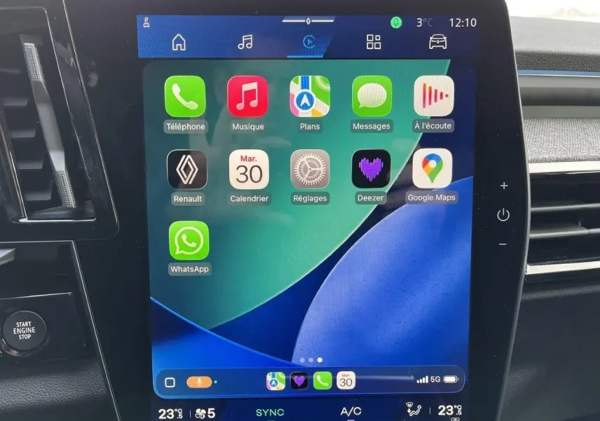 Écran tactile central du Renault Austral Ph.2 gris schiste, affichant interface smartphone connectée, bouton start visible.
