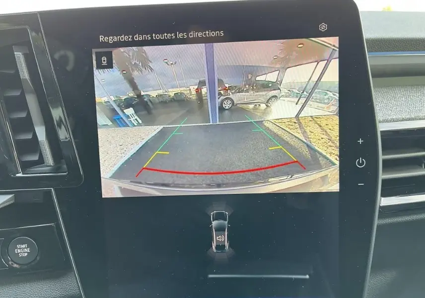 Écran central affichant la caméra de recul du Renault Austral Ph.2 gris schiste avec lignes de guidage colorées.