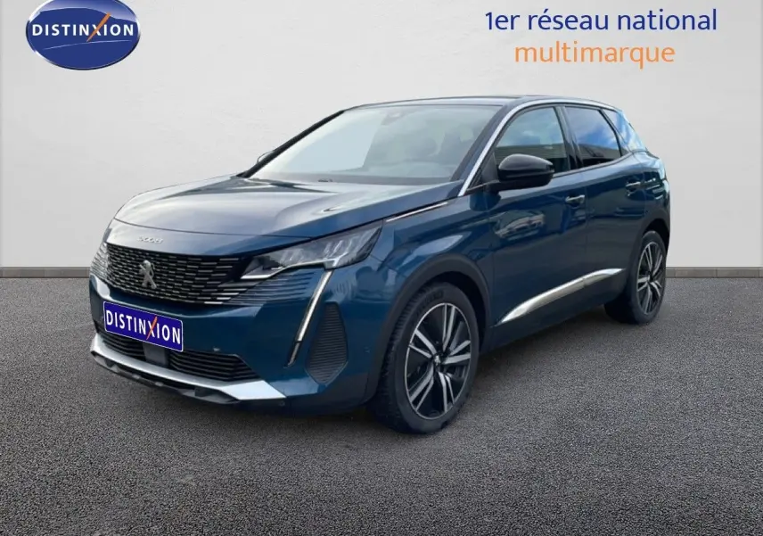 Peugeot 3008 hybride rechargeable bleu Célèbes métal en 3/4 avant droit, avec jantes alliage et calandre noire distinctive.