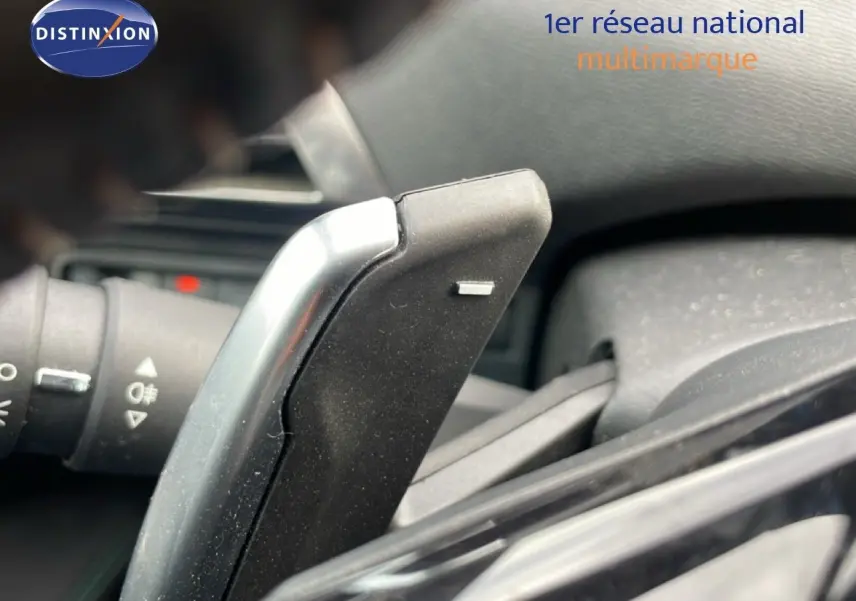 Gros plan sur la palette de changement de vitesse côté droit dans l’habitacle d’un Peugeot 3008 bleu Celebes Metal 2024.