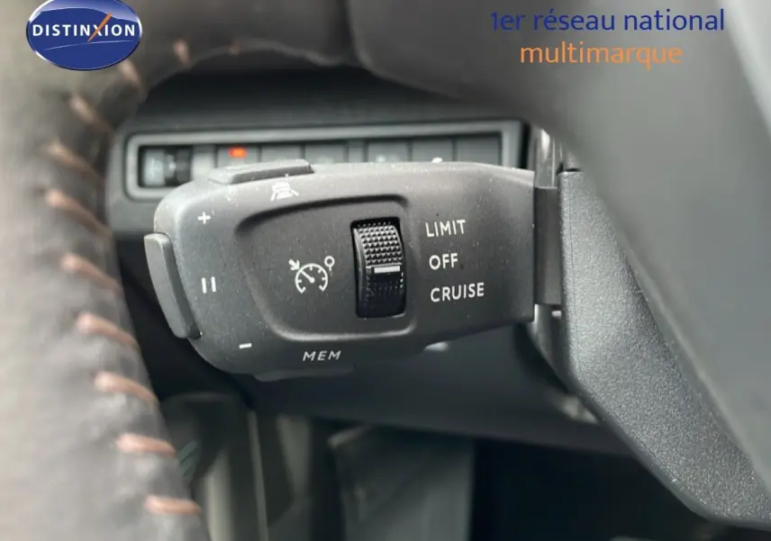 Gros plan sur la commande de régulateur de vitesse du Peugeot 3008 1.6 Hybrid 2024, intérieur noir.