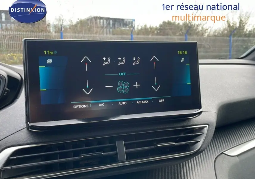 Écran tactile central affichant la climatisation dans l'habitacle du Peugeot 3008 bleu Célèbes métal, vue de face.