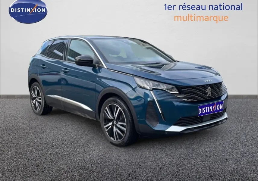 Peugeot 3008 hybride rechargeable bleu Célèbes métal en 3/4 avant droit, avec jantes alliage et calandre distinctive.
