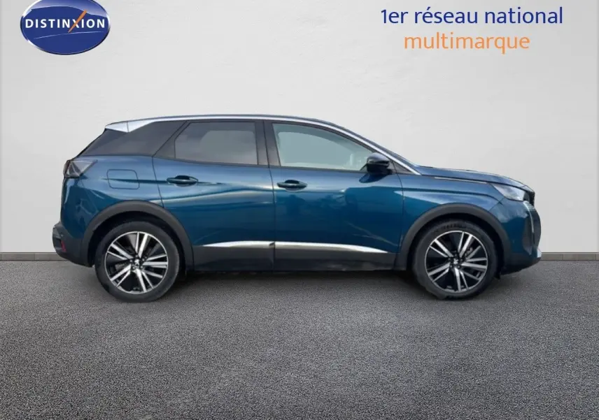 Profil droit d’un Peugeot 3008 hybride rechargeable 2024 en bleu Célèbes Métal avec jantes alliage bicolores.