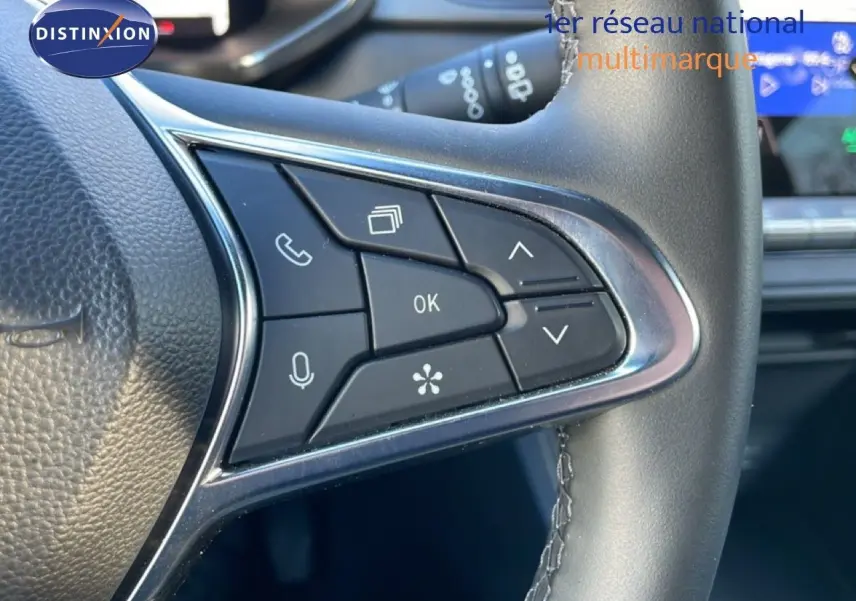 Gros plan sur les commandes au volant du Renault Captur 2025, boutons multifonctions avec finition noire et chrome.