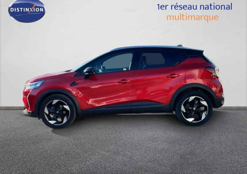 Profil droit du Renault Captur 2025 rouge désir métal avec toit noir, roues alliage et lignes modernes.