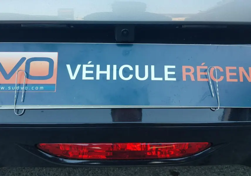 Gros plan sur la partie arrière grise d’une Peugeot 208 Hybrid 110 e-DCS6 Allure avec plaque « Véhicule récent ».