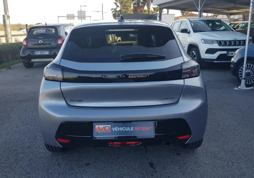 Vue arrière d'une Peugeot 208 Hybrid 110 gris métallisé avec feux arrière noirs et jantes alliage 16 pouces.