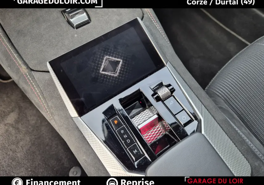 Gros plan sur la console centrale noire et argentée du DS4 2024, mettant en valeur la commande de boîte automatique et l'écran tactile.